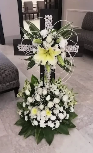 Cruz funebre de flores